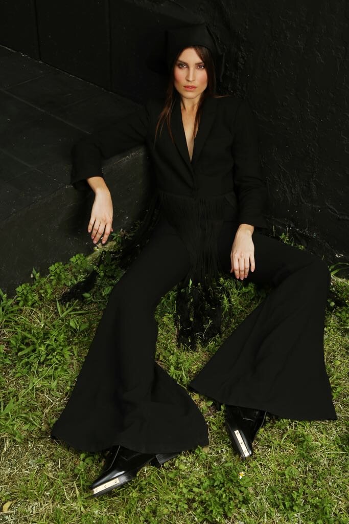 Editorial, total black